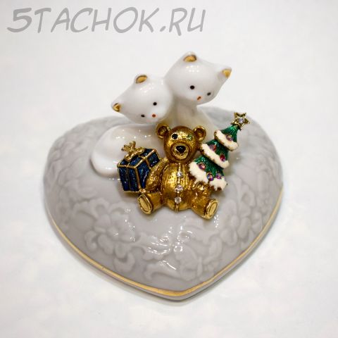 Брошь "Игрушечный мишутка с елочкой и подарком" (США)