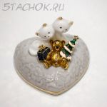 Брошь "Игрушечный мишутка с елочкой и подарком" (США)