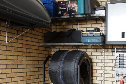 Проволочная полка в гараже