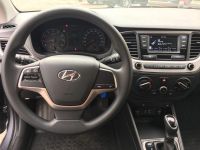 Фото салона Hyundai Solaris 2018 г. серого цвета в Москве