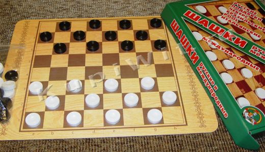 Шашки на доске в 64 клетки