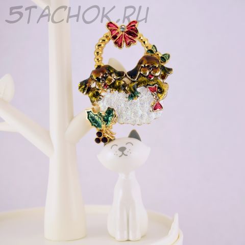 Брошь "Новогодние песики в подарочной корзинке" (США)