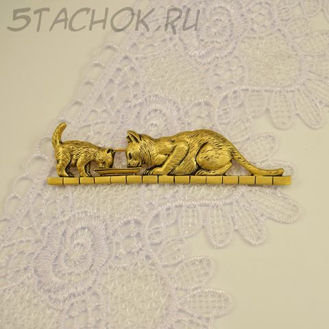 Брошь "Кошка и котенок у блюдца с молочком" (США)