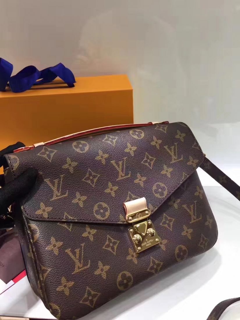 LV Pochette Metis