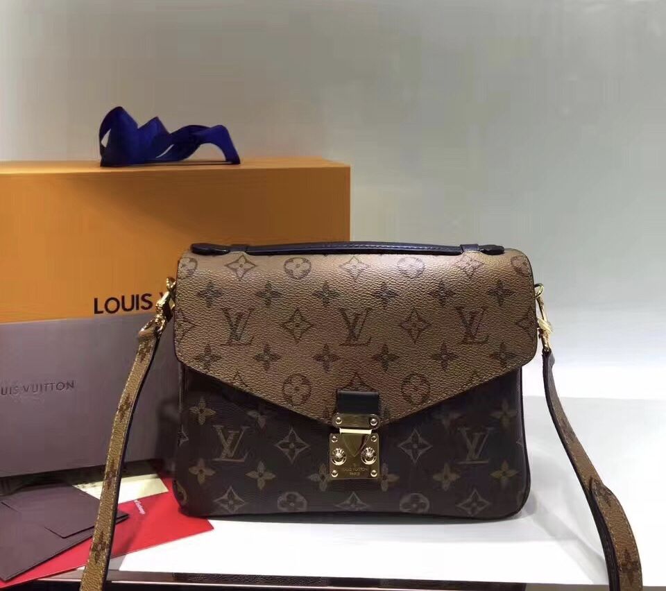 LV Pochette Metis