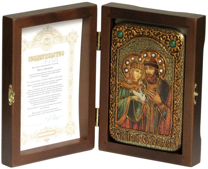 Инкрустированная настольная икона Петр и Февронья (10*15 см, Россия) на натуральном мореном дубе, в подарочной коробке Инкрустированная настольная икона Петр и Февронья (10*15 см, Россия) на натуральном мореном дубе, в подарочной коробке