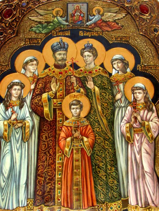 Инкрустированная Живописная икона Святые царственные страстотерпцы (29*42 см, Россия) на сакральном кипарисе в подарочной коробке