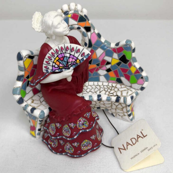 Коллекционная статуэтка из испанской коллекции -  784620 Изящно обмахиваясь