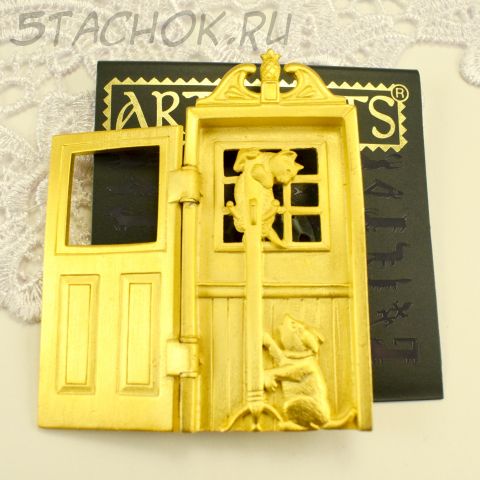 Брошь "Кошка и собачка за дверью" цвет золота (JJ США)