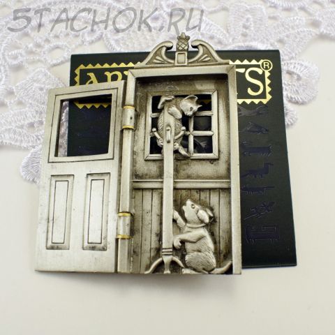 Брошь "Кошка и собачка за дверью" цвет олова (JJ США)