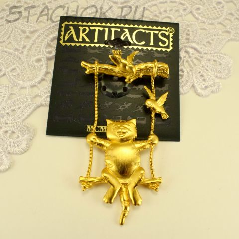 Брошь "Котик на качелях" цвет золота (JJ США)