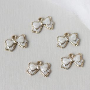 Кукольный аксессуар Подвеска бантик бело-серый