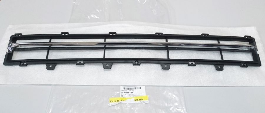 Решетка бампера переднего центральная CHEVROLET Captiva 96865489 General Motors