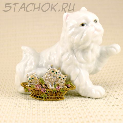 Брошь "Три котенка в корзинке с цветами" (США)