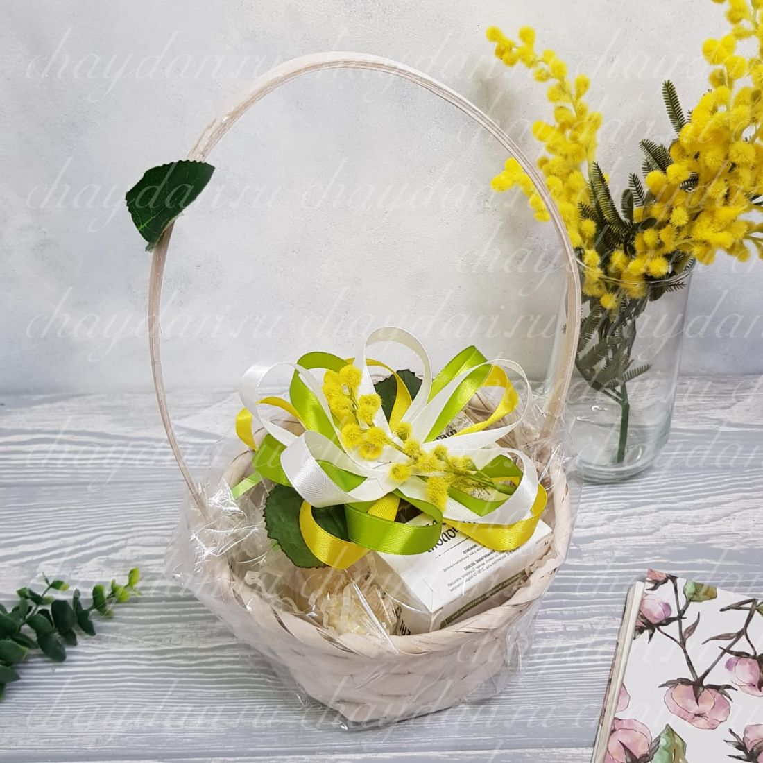 Корзина из чая, кофе и сладостей "Веточка мимозы"