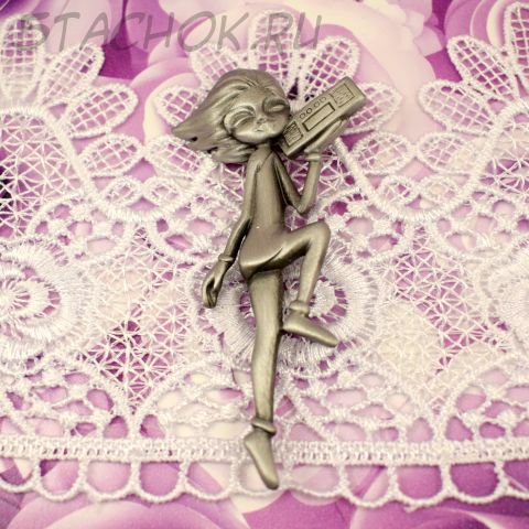 Брошь "Девушка с магнитофоном" цвет олова (AJC США)