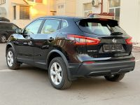 Nissan Qashqai 2019г черного цвета вид слева сзади