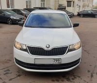 Skoda Rapid 2017 г. белого цвета - вид спереди