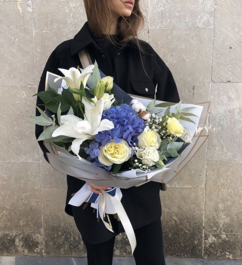 Букет с гортензией и лилией