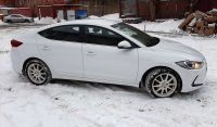 Hyundai Elantra 2018 г. белого цвета вид справа