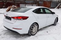 Вид сзади слева Hyundai Elantra 2018 г. белого цвета