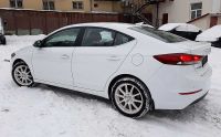 Hyundai Elantra 2018 г. белого цвета вид слева сзади