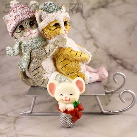 Брошь "Милый мышонок в наперсточке" (Hallmark США)