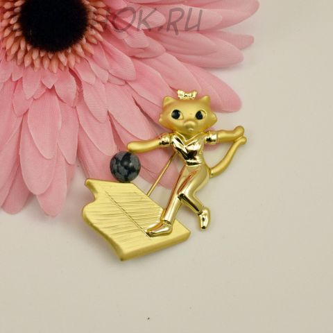 Брошь "Кошечка играет в боулинг" (Danecraft США)
