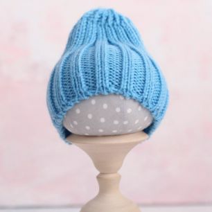 Вязаная шапочка-резинка для куклы - Голубая