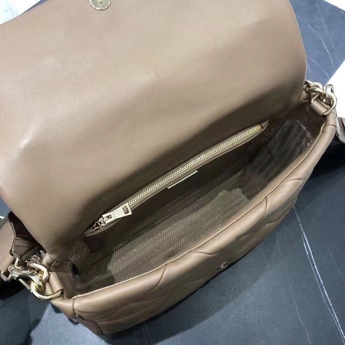 Prada 28 cm