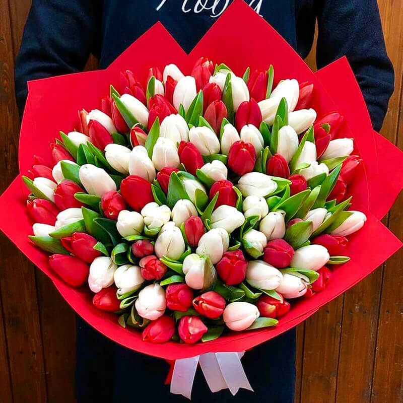 Яркий букет из 101 тюльпана