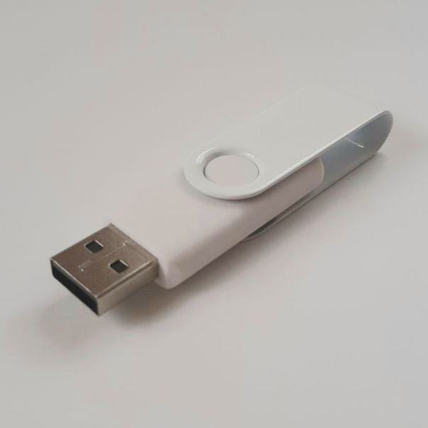 Флешки Twist Color 16 Gb белые