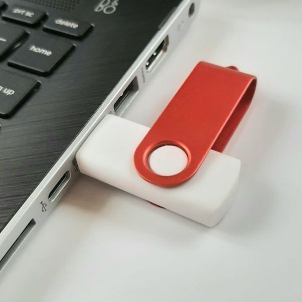 Флешка Twist Color белая с красным 8-16-32 Gb