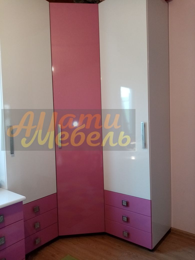 Угловой шкаф