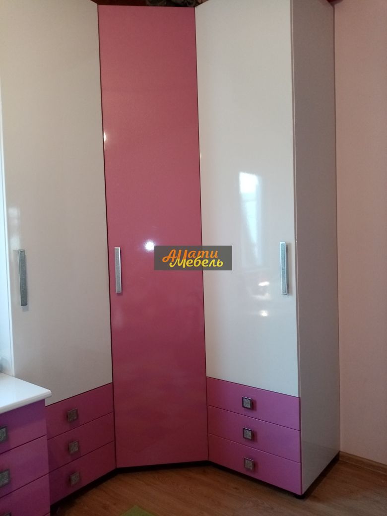 Угловой шкаф