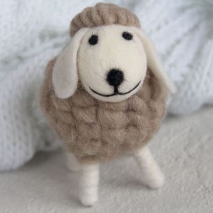 Овечка пухленькая темно-бежевая, 10 см.