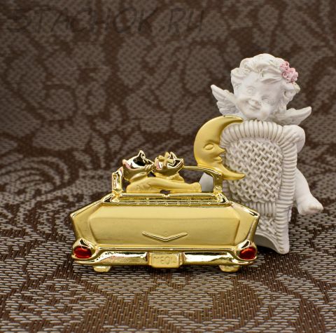 Брошь "Кот и кошечка в кабриолете" цвет золота (AJC США)