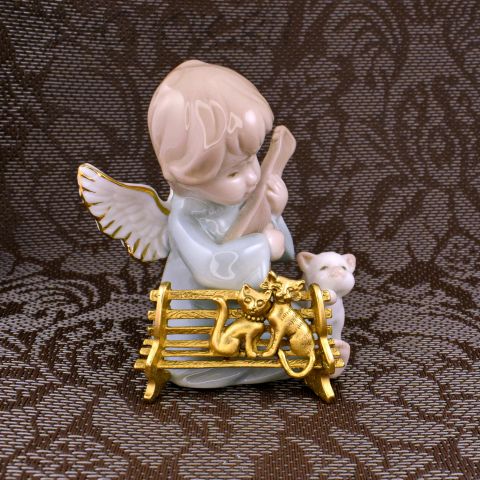 Брошь "Кошечка и котенок на скамейке" цвет золота (AJC США)