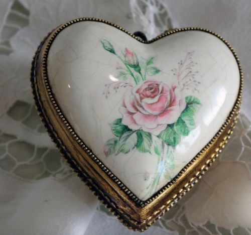 Елочное украшение 'Сердечко с розой' + Елочное украшение 'Очень старый шар' (Ольга Комарницкая)