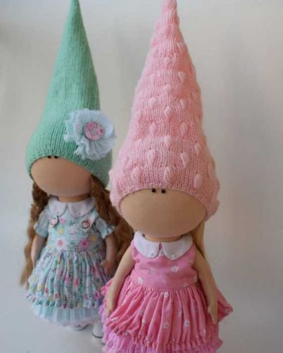 Мастер-класс по вязанию шапки-колпака с шишечками для куклы (Нелля Соколова)
