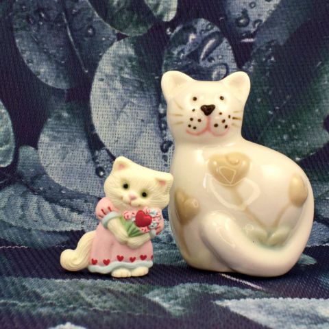 Брошь "Белая кошечка с букетом" (Hallmark США)