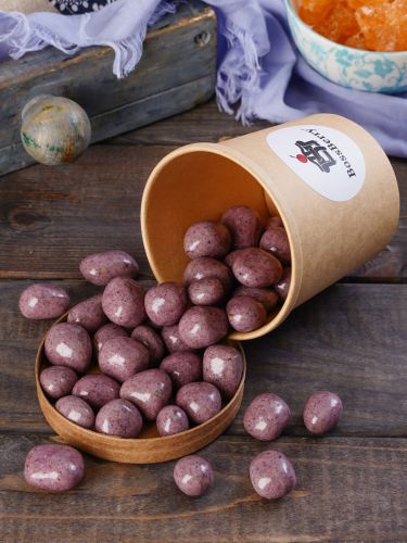 Банан в черничной йогуртовой глазури