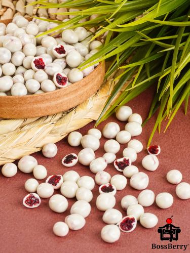 Брусника в йогуртовой глазури