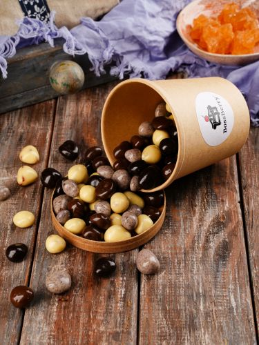 Клубника ассорти в шоколадной и йогуртовой глазури