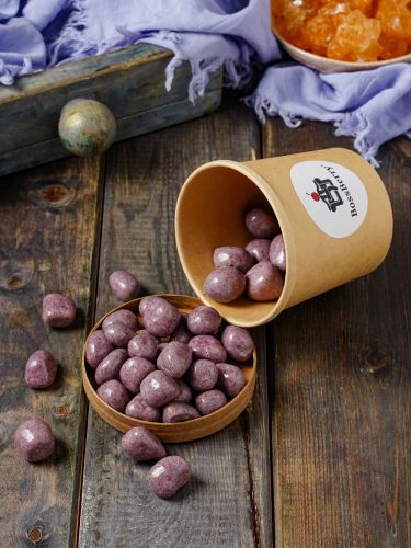 Инжир в черничной йогуртовой глазури