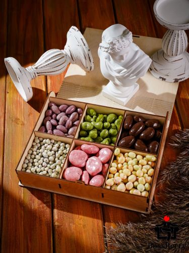 Подарочный набор орехов и ягод в шоколаде и йогуртовой глазури BossBerry "Книга" в деревянной коробке ручной работы