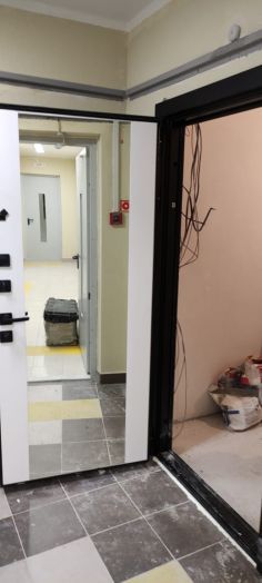 Входная дверь Лабиринт ПИАНО с зеркалом Максимум Белый софт