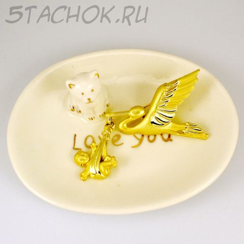 Брошь "Аист несет малыша" цвет золота (AJC США)