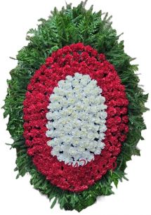 Ритуальный венок из живых цветов #44 гвоздики белые, красные, натуральная хвоя, папоротник
