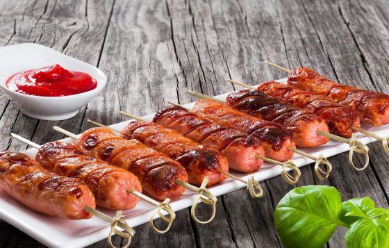 Баварские сосисочки на шпажках с соусом барбекю